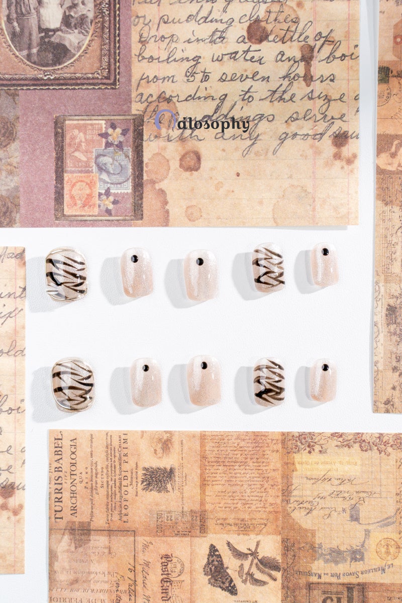 Nailosophy أظافر جل مضغوطة يدوية الصنع بتصميم تجريدي مع لمسة لامعة من الشمبانيا مع خطوط سوداء | شكل دائري - Image 2